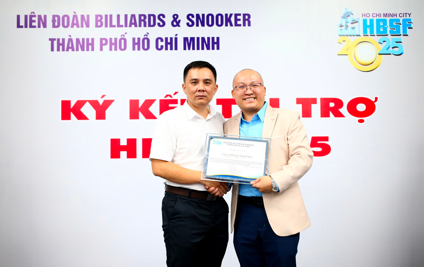 Ông Nguyễn Vũ Hoàng Nam, Giám đốc Billiards Thanh Minh đón nhận bằng xác nhận nhà tài trợ từ ông Lý Kim Luân Phó Chủ tịch Thường trực kiêm Tổng Thư ký Liên đoàn Billiards & Snooker TP.HCM (HBSF). Ông Nguyễn Vũ Hoàng Nam, Giám đốc Billiards Thanh Minh đón nhận bằng xác nhận nhà tài trợ từ ông Lý Kim Luân Phó Chủ tịch Thường trực kiêm Tổng Thư ký Liên đoàn Billiards & Snooker TP.HCM (HBSF).