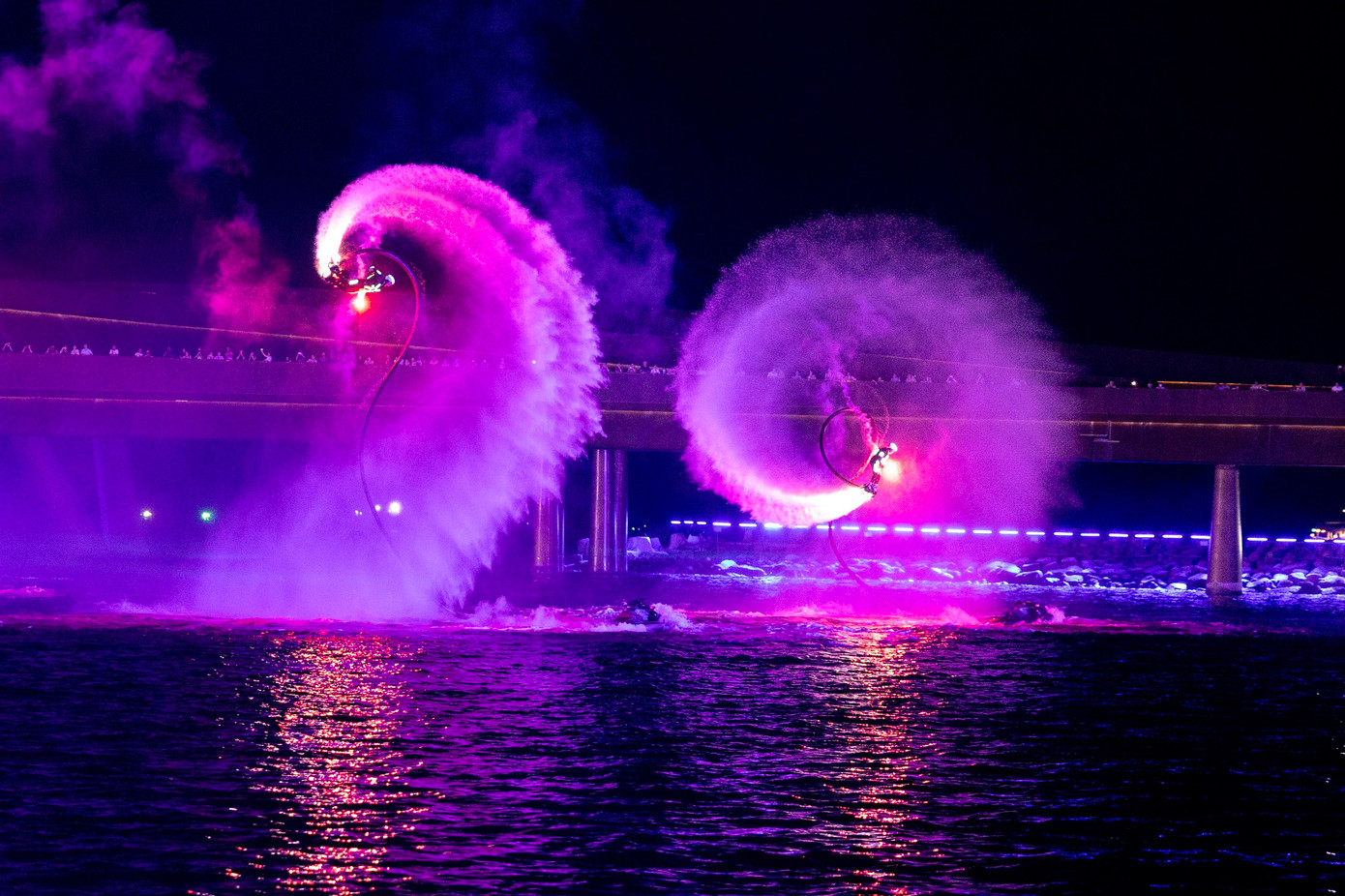 Show diễn thể thao motor nước kết hợp pháo hoa sắp khai màn tại đảo Cát Bà.