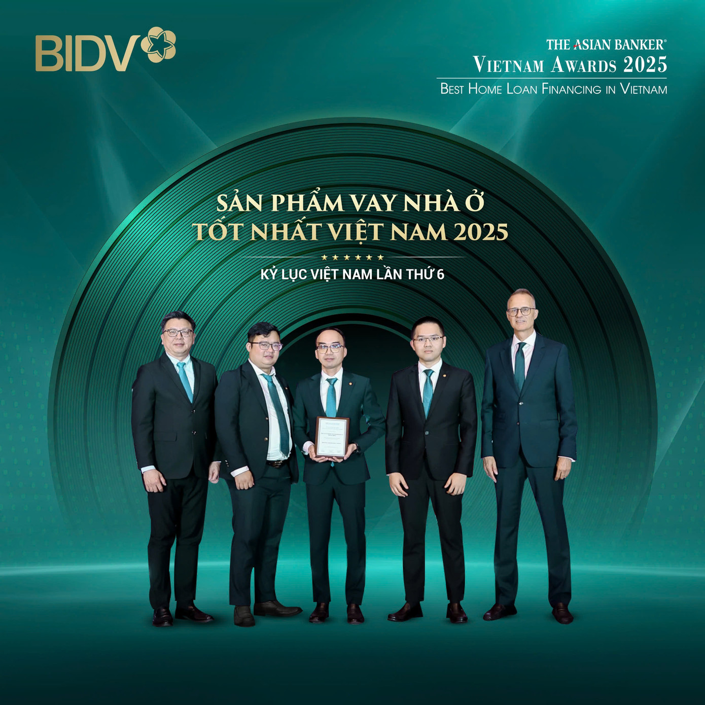 Đại diện BIDV nhận giải thưởng trao cho sản phẩm vay nhà ở tốt nhất Việt Nam 2025