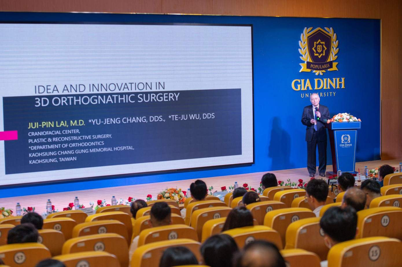 TS. JUI - Pin Lai trình bày bài báo cáo khoa học “Ứng dụng của mẫu tái tạo 3D và Chuyển hình giả lập trong lập kế hoạch điều trị, hướng dẫn trong phẫu thuật chỉnh hình”. TS. JUI - Pin Lai trình bày bài báo cáo khoa học “Ứng dụng của mẫu tái tạo 3D và Chuyển hình giả lập trong lập kế hoạch điều trị, hướng dẫn trong phẫu thuật chỉnh hình”.