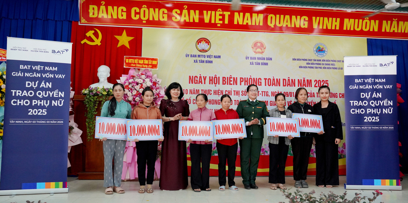 57 phụ nữ sinh sống tại các xã biên giới của huyện Tân Biên nhận vốn vay không lãi suất được vận động từ chương trình “Trao quyền cho phụ nữ” của BAT Việt Nam.