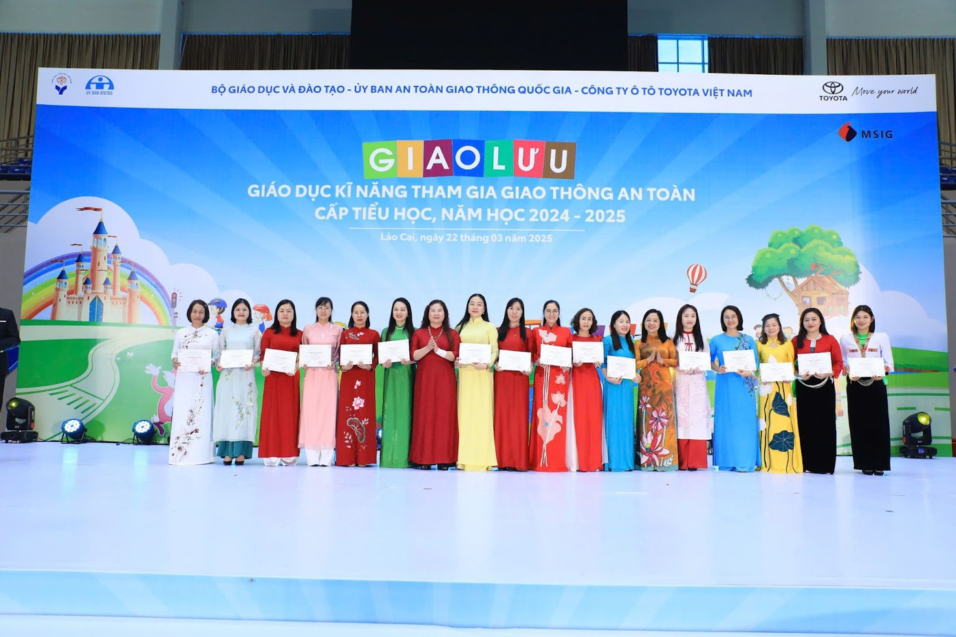 Các giáo viên được trao giấy chứng nhận về đào tạo giáo dục an toàn giao thông.