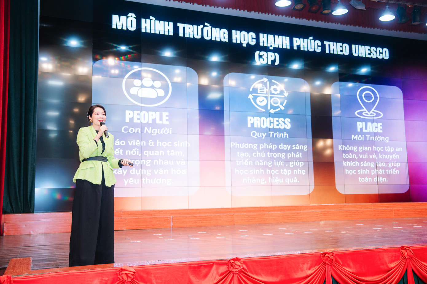 Bà Phạm Tuyết Hạnh Hà - Trưởng Ban Công tác học đường, Khối Giáo dục FPT cung cấp thông tin về các hoạt động trải nghiệm công nghệ tại FPT Schools. Bà Phạm Tuyết Hạnh Hà - Trưởng Ban Công tác học đường, Khối Giáo dục FPT cung cấp thông tin về các hoạt động trải nghiệm công nghệ tại FPT Schools.