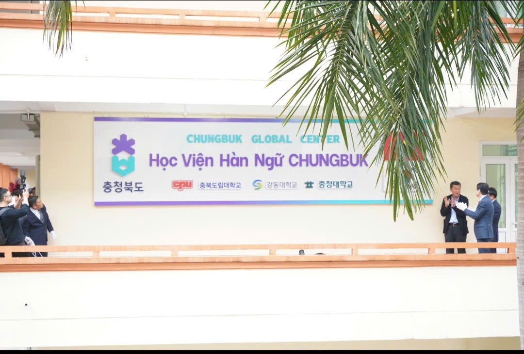Hiệu trưởng 3 trường tỉnh ChungBuk, Hàn Quốc lần lượt là: Đại học tỉnh ChungBuk, đại học GangDong, đại học ChungCheong và hiệu trưởng hai trường Việt Nam lần lượt là Đại học Lao Động và Xã Hội, Cao đẳng nghề Việt Nam - Hàn Quốc cùng vỗ tay chúc mừng sau lễ cắt băng khai trương. Hiệu trưởng 3 trường tỉnh ChungBuk, Hàn Quốc lần lượt là: Đại học tỉnh ChungBuk, đại học GangDong, đại học ChungCheong và hiệu trưởng hai trường Việt Nam lần lượt là Đại học Lao Động và Xã Hội, Cao đẳng nghề Việt Nam - Hàn Quốc cùng vỗ tay chúc mừng sau lễ cắt băng khai trương.