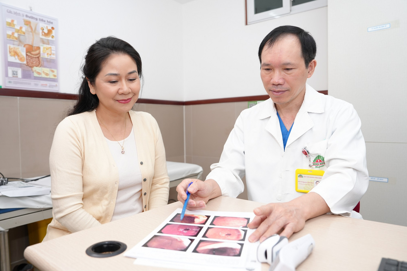 PGS.TS.BS Nguyễn Cảnh Bình thăm khám và tư vấn kết quả nội soi cho bệnh nhân (Ảnh - BVĐK Hồng Ngọc)