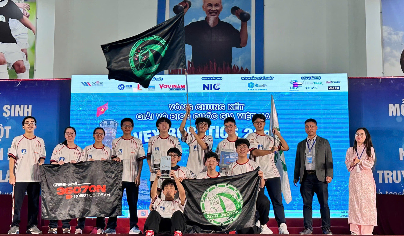 Đội GreenAms Robotics Team 36070N nhận giải Vô địch Liên minh (Teamwork Champions Award) và giải Xuất sắc (Excellence Award) trong cuộc thi Giải Vô địch Quốc gia Việt Nam VEX V5 Robotics 2025 Thành viên của Đội từ trái qua phải: Nguyễn Ngọc Huy Anh, Ngô Thuỳ Dương, Nguyễn Ngọc Khánh Anh, Đỗ Huy Kim, Nguyễn Nhật Nam Anh, Vũ Phúc Bảo Minh, Phùng Tấn Đạt, Công Doãn Thanh Phong, Trịnh Tài Anh, Bành Hoàng Long, Nguyễn Huy Thạch, Phạm Quang Vũ. Đội GreenAms Robotics Team 36070N nhận giải Vô địch Liên minh (Teamwork Champions Award) và giải Xuất sắc (Excellence Award) trong cuộc thi Giải Vô địch Quốc gia Việt Nam VEX V5 Robotics 2025 Thành viên của Đội từ trái qua phải: Nguyễn Ngọc Huy Anh, Ngô Thuỳ Dương, Nguyễn Ngọc Khánh Anh, Đỗ Huy Kim, Nguyễn Nhật Nam Anh, Vũ Phúc Bảo Minh, Phùng Tấn Đạt, Công Doãn Thanh Phong, Trịnh Tài Anh, Bành Hoàng Long, Nguyễn Huy Thạch, Phạm Quang Vũ.