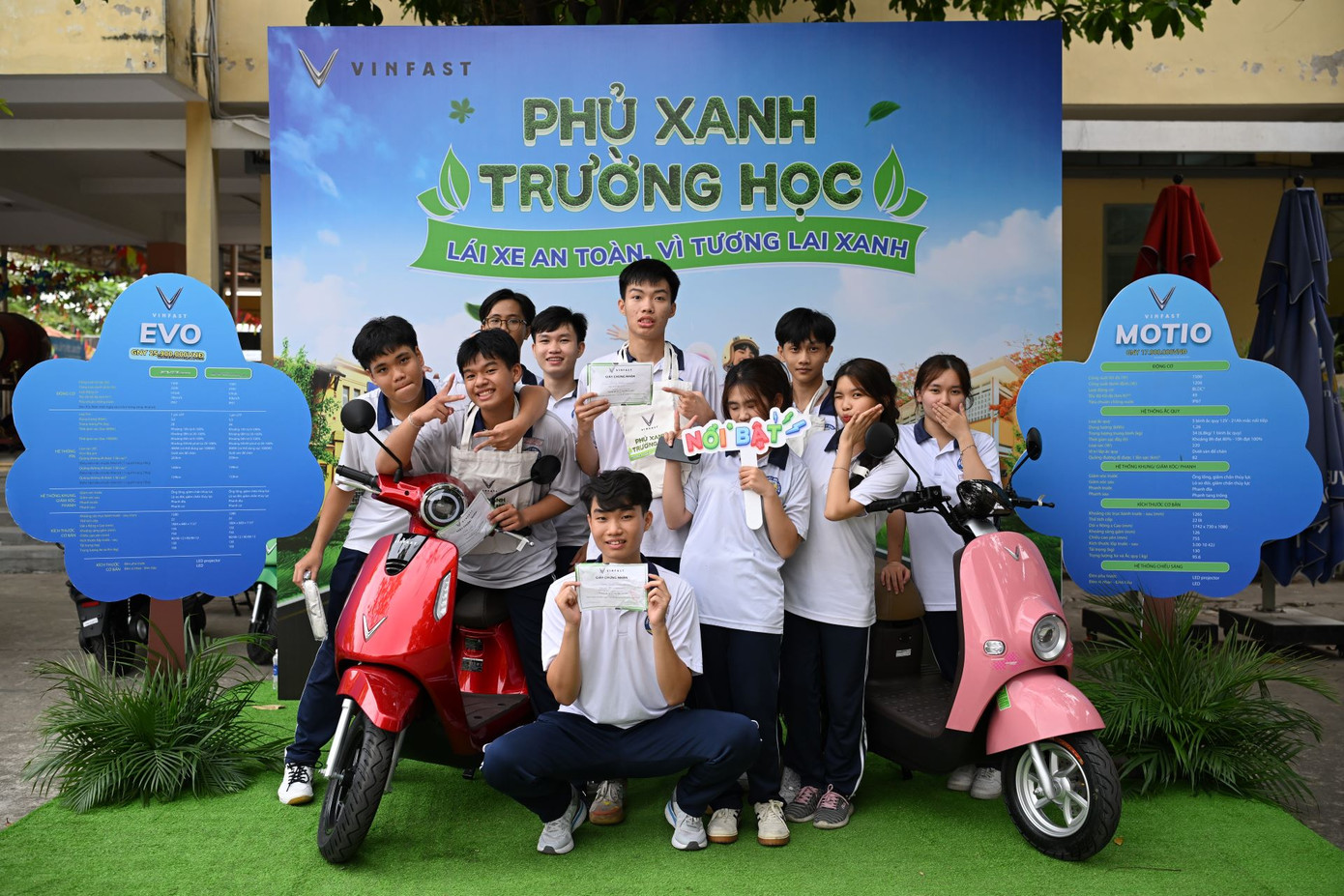 Các em học sinh trường THPT Hiệp Bình (TP.HCM) hào hứng khoe chứng nhận đào tạo kiến thức lái xe an toàn.