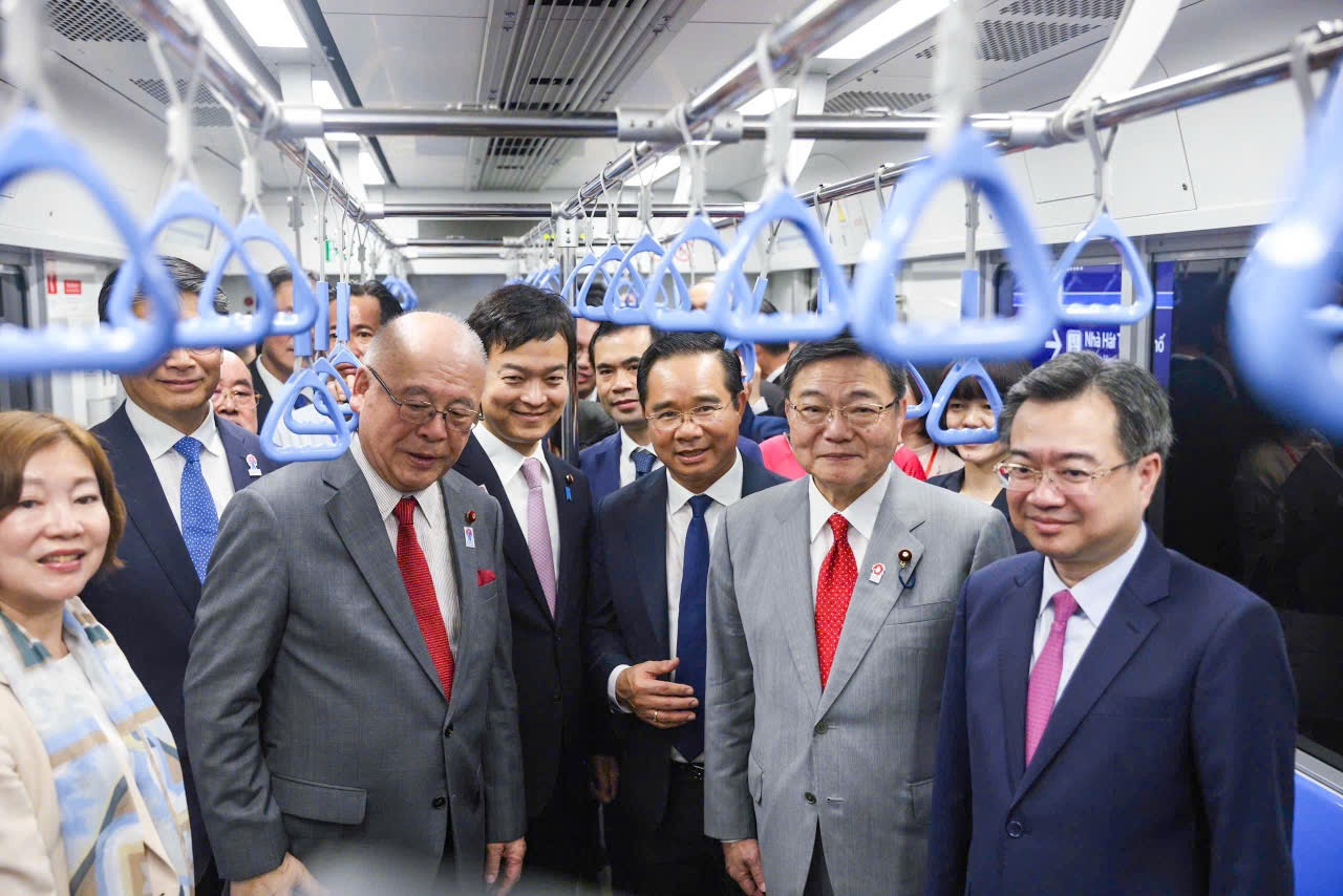 Phó bí thư thường trực Thành uỷ HCM Nguyễn Thanh Nghị cùng Thứ trưởng Bộ Ngoại giao Nhật Bản bắt đầu hành trình từ ga Bến Thành đến Suối Tiên. Phó bí thư thường trực Thành uỷ HCM Nguyễn Thanh Nghị cùng Thứ trưởng Bộ Ngoại giao Nhật Bản bắt đầu hành trình từ ga Bến Thành đến Suối Tiên.