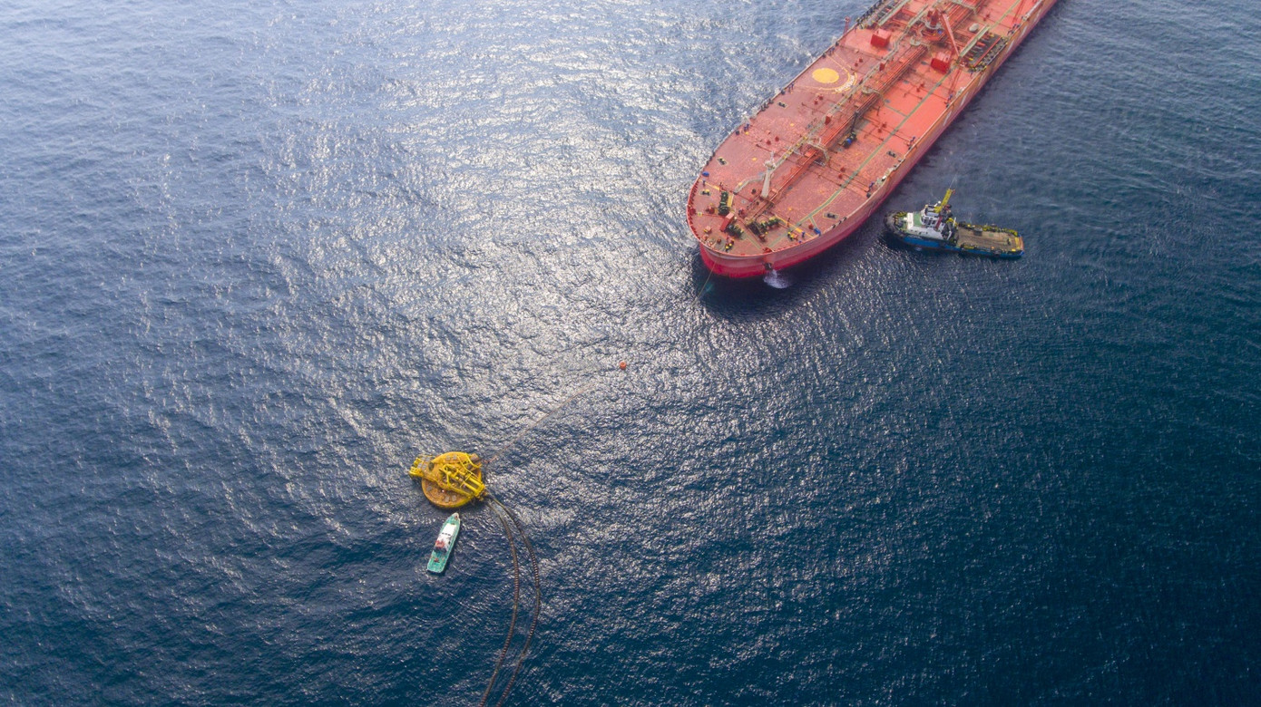 Tàu chở dầu thô cập cảng Phao rót dầu không bến (SPM). Tàu chở dầu thô cập cảng Phao rót dầu không bến (SPM).