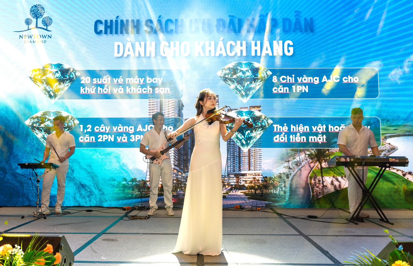 Khách hàng tham dự sự kiện được thưởng thức bữa tiệc âm thanh, ánh sáng