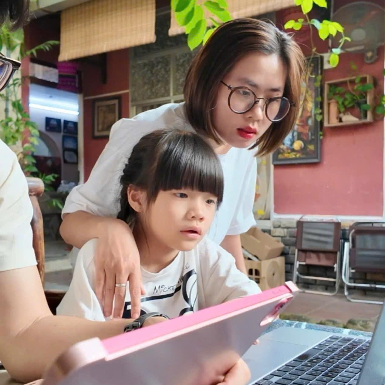 Gia đình luôn là hậu phương vững chắc, ủng hộ Chloe hết mình trong việc học Gia đình luôn là hậu phương vững chắc, ủng hộ Chloe hết mình trong việc học