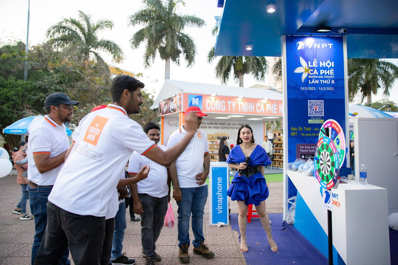 Khách hàng trải nghiệm trò chơi tương tác thú vị ở gian hàng VNPT tại Lễ hội Cà phê năm 2023