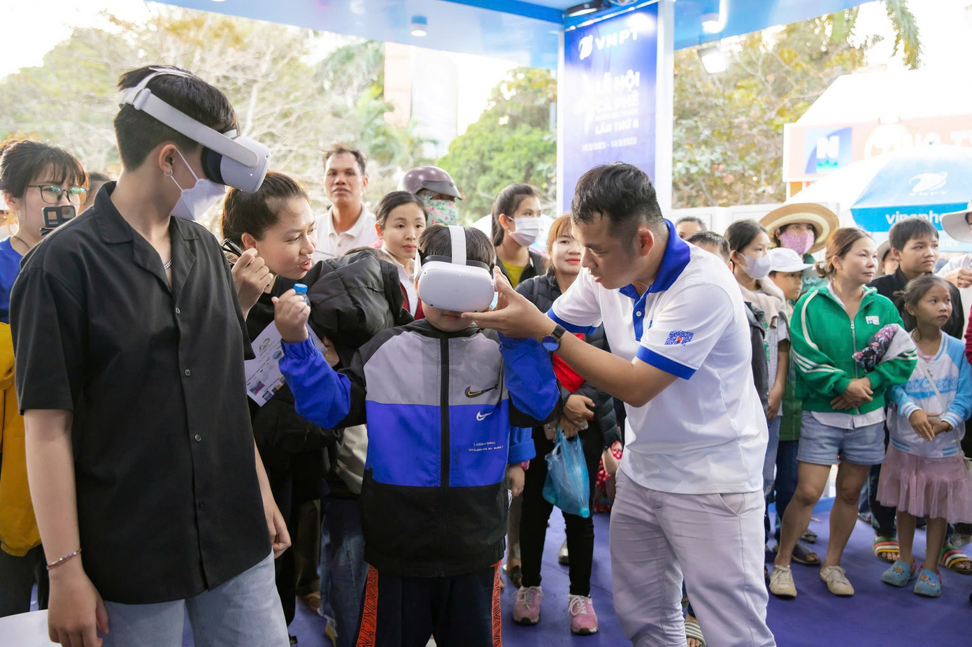 Khách hàng khám phá công nghệ thực tế ảo (VR) ở gian hàng VNPT tại Lễ hội Cà phê năm 2023