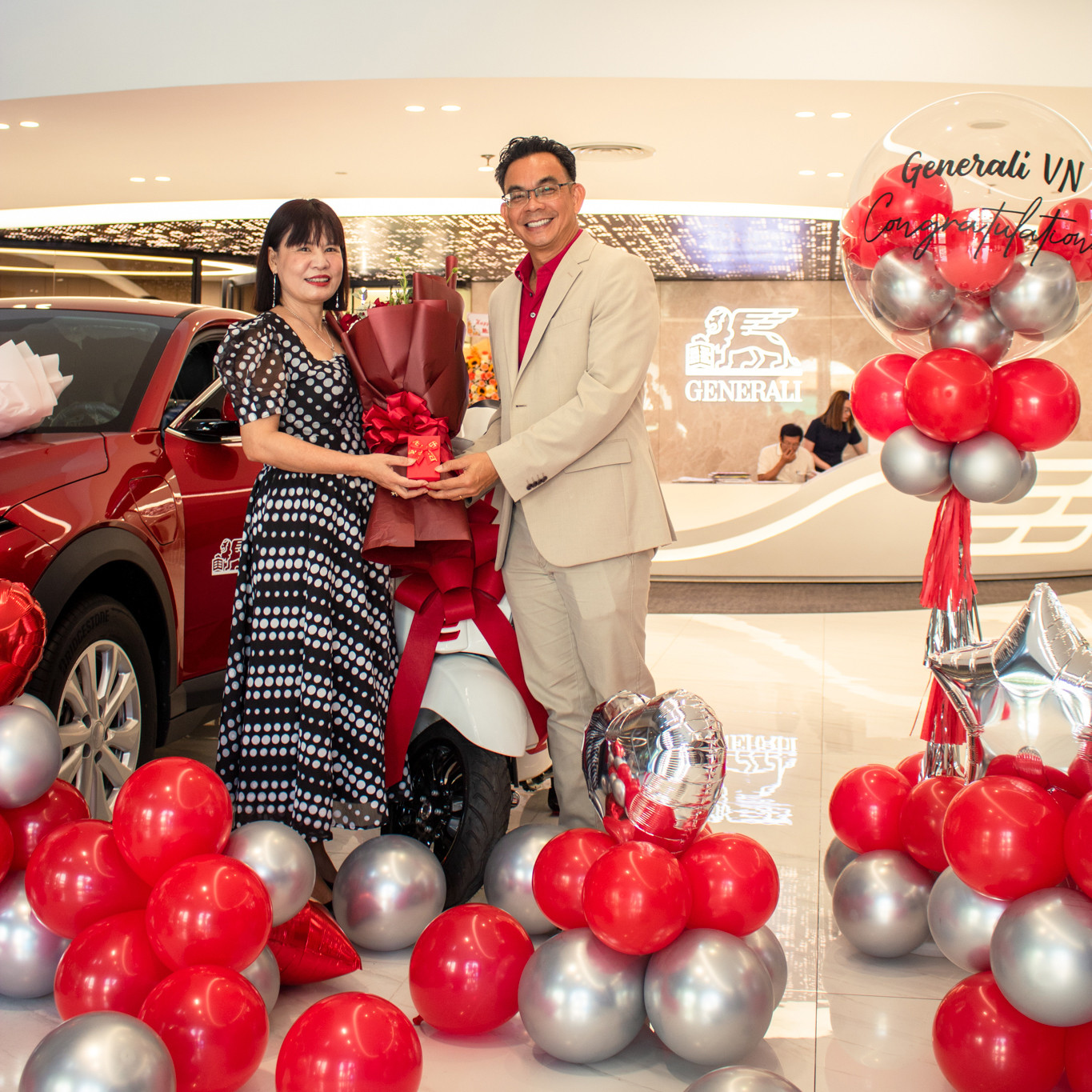 Rất nhiều khách hàng của Generali đã nhận quà tặng hấp dẫn từ Chương trình “Vòng quay mê ly, nhận quà như ý”. Rất nhiều khách hàng của Generali đã nhận quà tặng hấp dẫn từ Chương trình “Vòng quay mê ly, nhận quà như ý”.
