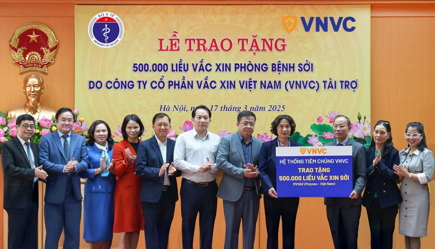 Đại diện Hệ thống tiêm chủng VNVC, ThS.BS Nghiêm Trần Dũng trao tặng 500.000 liều vắc xin sởi MVVAC cho Thứ trưởng Bộ Y tế Nguyễn Thị Liên Hương. Đại diện Hệ thống tiêm chủng VNVC, ThS.BS Nghiêm Trần Dũng trao tặng 500.000 liều vắc xin sởi MVVAC cho Thứ trưởng Bộ Y tế Nguyễn Thị Liên Hương.