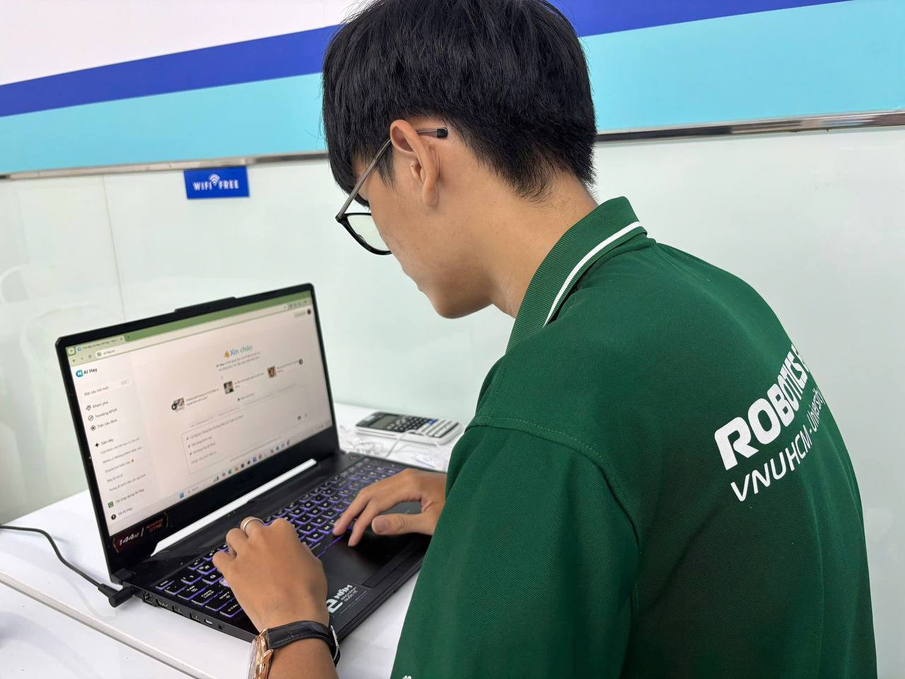 Minh Quốc -sinh viên ngành Kỹ thuật điện tử viễn thông nghiên cứu với hỗ trợ của AI Hay (ảnh nhân vật cung cấp)