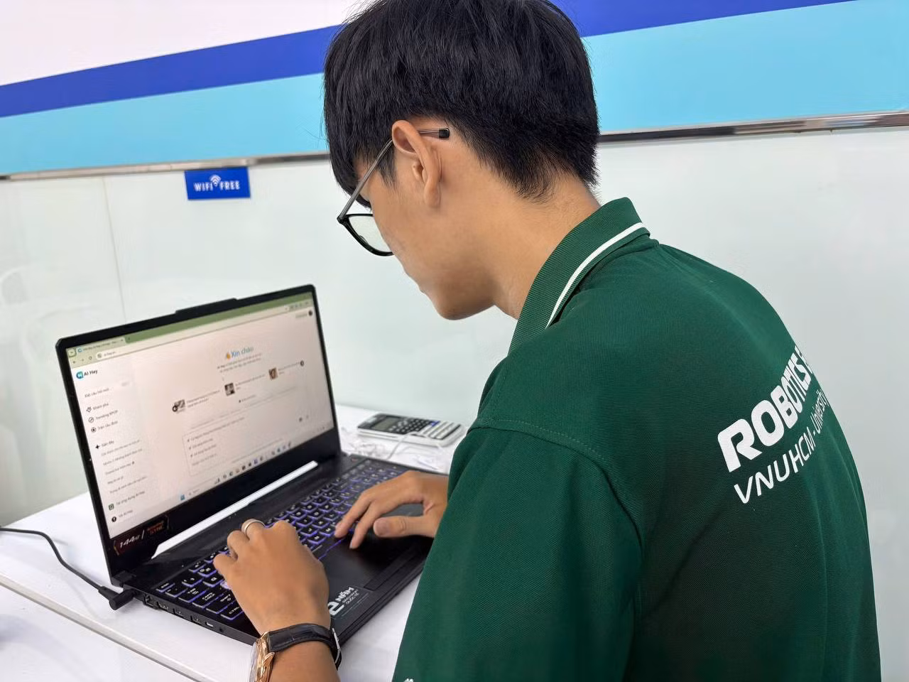 Minh Quốc -sinh viên ngành Kỹ thuật điện tử viễn thông nghiên cứu với hỗ trợ của AI Hay (ảnh nhân vật cung cấp)