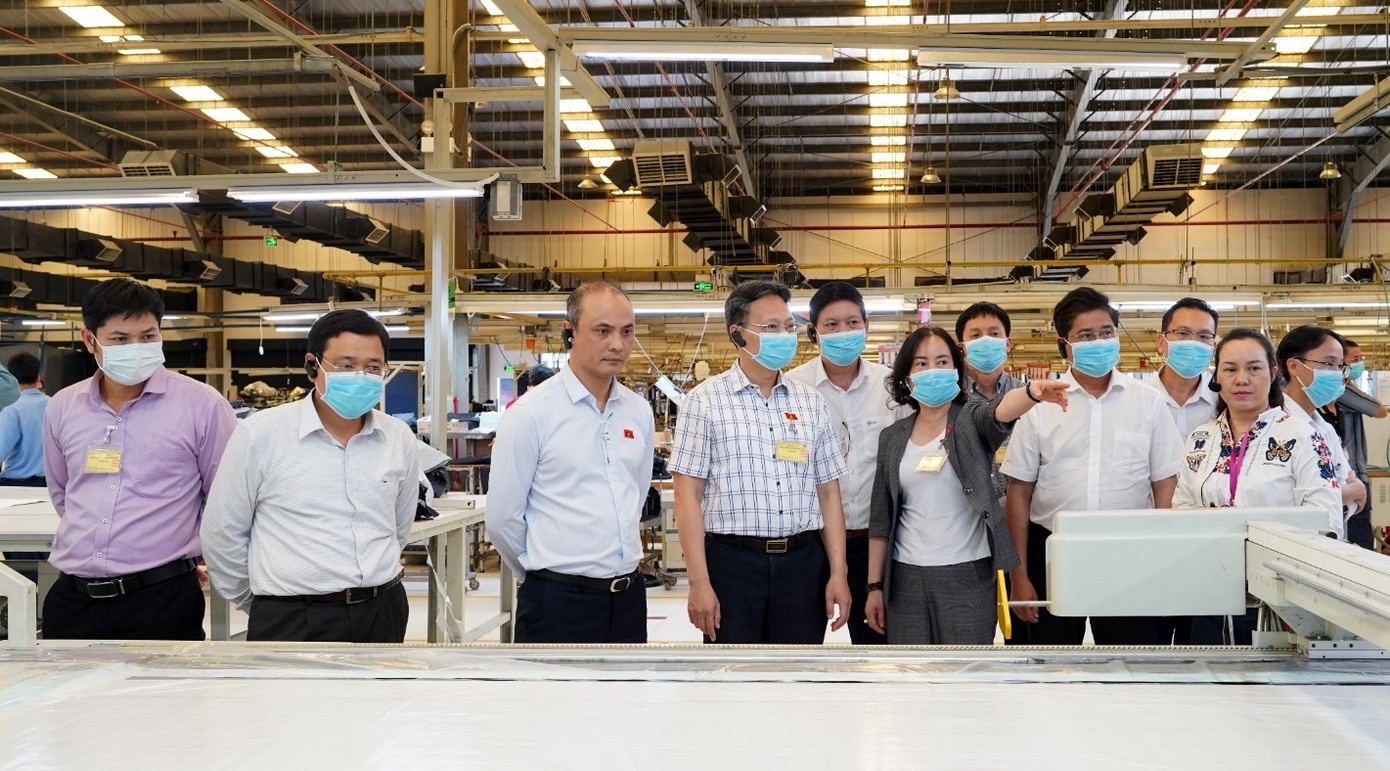 Ông Nguyễn Phương Tuấn – Phó chủ nhiệm Ủy ban Khoa học Công nghệ và Môi trường Quốc hội (thứ 3 từ trái sang) cùng đoàn công tác khảo sát xưởng may Công ty TNHH Saitex International Đồng Nai Ông Nguyễn Phương Tuấn – Phó chủ nhiệm Ủy ban Khoa học Công nghệ và Môi trường Quốc hội (thứ 3 từ trái sang) cùng đoàn công tác khảo sát xưởng may Công ty TNHH Saitex International Đồng Nai