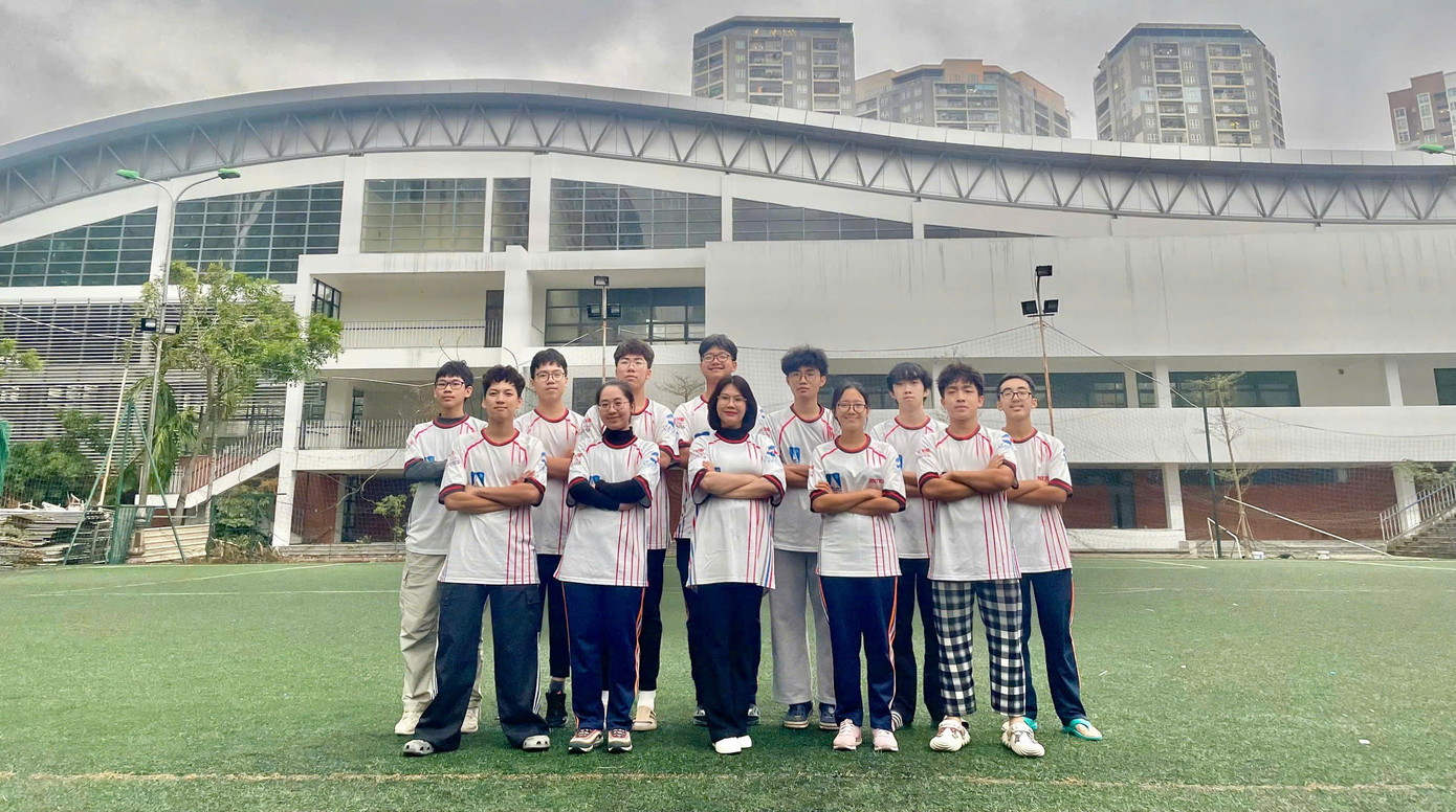 Cô giáo Bích Hằng cùng các thành viên của Đội GreenAms Robotics Team 36070N (Cô giáo đứng thứ 03 từ trái sang) Cô giáo Bích Hằng cùng các thành viên của Đội GreenAms Robotics Team 36070N (Cô giáo đứng thứ 03 từ trái sang)