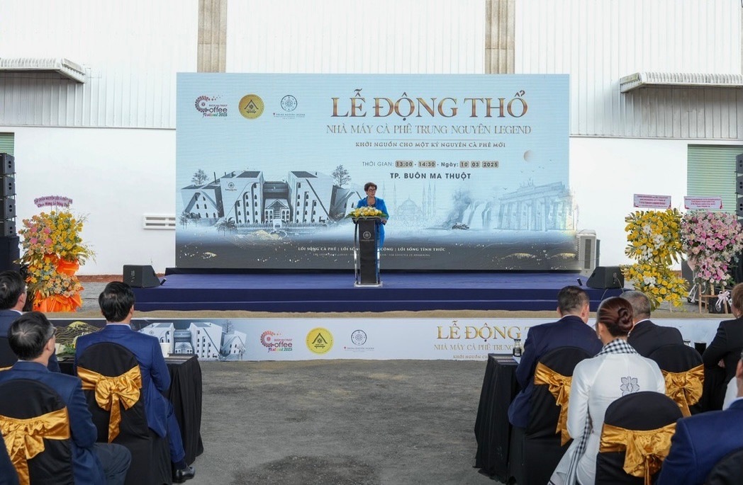 Tổng Giám Đốc Tổ chức Cà Phê Thế Giới - Bà Vanusia Noguiera phát biểu chúc mừng lễ động thổ Nhà máy cà phê năng lượng Trung Nguyên Legend tại Cụm công nghiệp Tân An 2, Tp. Buôn Ma Thuột – Nhà máy cà phê lớn nhất Đông Nam Á.