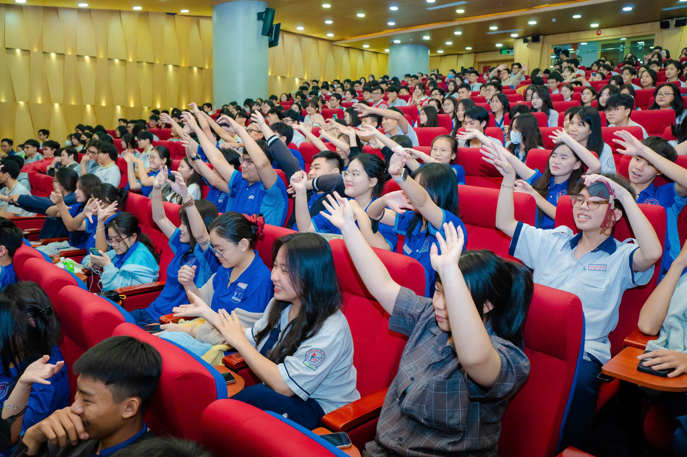 Học sinh thích thú tham gia ngày hội