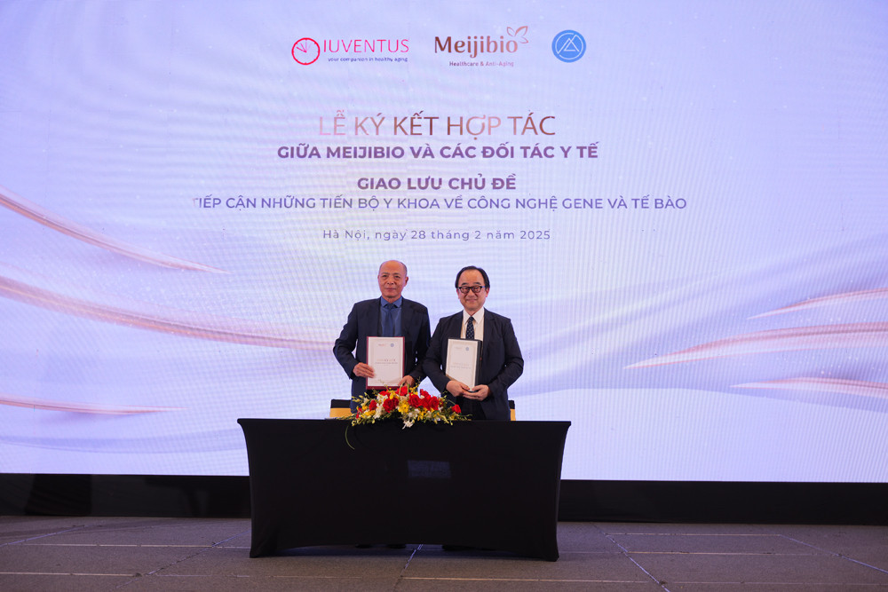 TS.BSCKII. Nguyễn Tiến Dũng - Giám đốc chuyên môn Meijibio Việt Nam (bên trái) lúc kết hợp tác với Ông Koichi Okubo - Người đồng sáng lập hiệp hội y tế Ishokai.