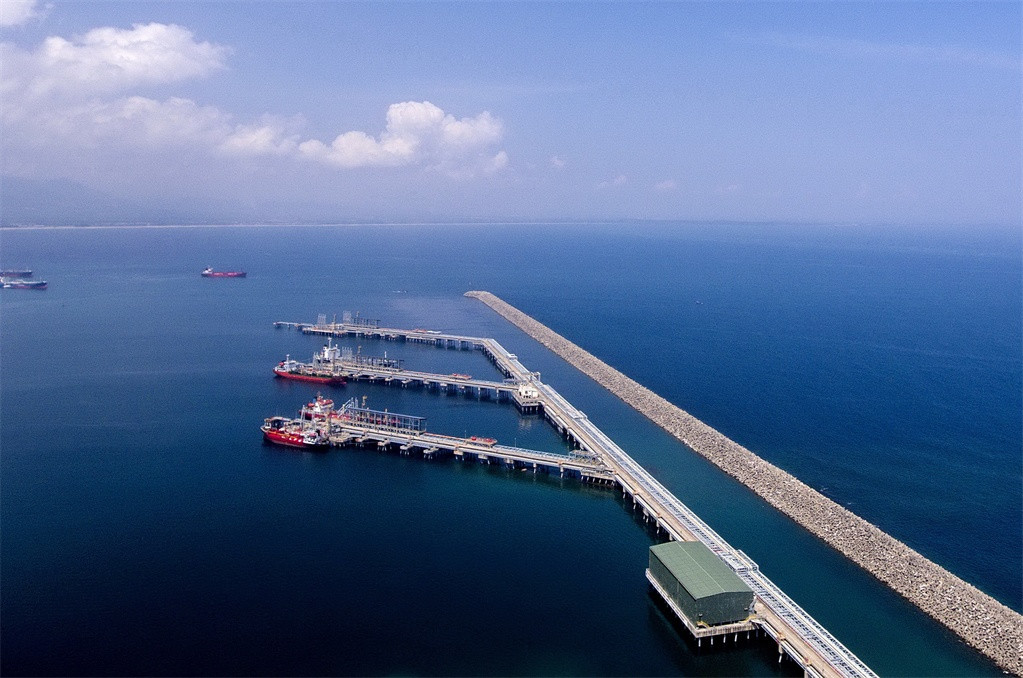 Bên cạnh 3 kịch bản để ứng phó giá dầu thô, BSR cũng đề ra hàng loạt các giải pháp ứng phó biến động. Trong đó, tập trung vào việc thích ứng với giá dầu thô, sản phẩm để tăng công suất hoạt động của NMLD Dung Quất. Bên cạnh 3 kịch bản để ứng phó giá dầu thô, BSR cũng đề ra hàng loạt các giải pháp ứng phó biến động. Trong đó, tập trung vào việc thích ứng với giá dầu thô, sản phẩm để tăng công suất hoạt động của NMLD Dung Quất.