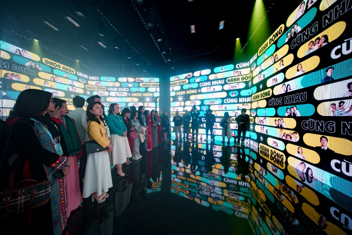 Thông qua các công nghệ tiên tiến như màn hình LED tương tác, trò chơi sáng tạo và thực tế ảo tăng cường, người tham dự có thể dễ dàng tiếp cận thông tin về phòng ngừa các bệnh lý và ung thư do vi rút HPV gây ra.