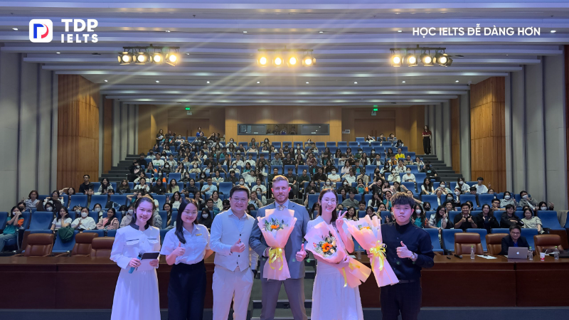 Hình ảnh đội ngũ giảng viên TDP IELTS và gần 300 sinh viên tham dự talkshow