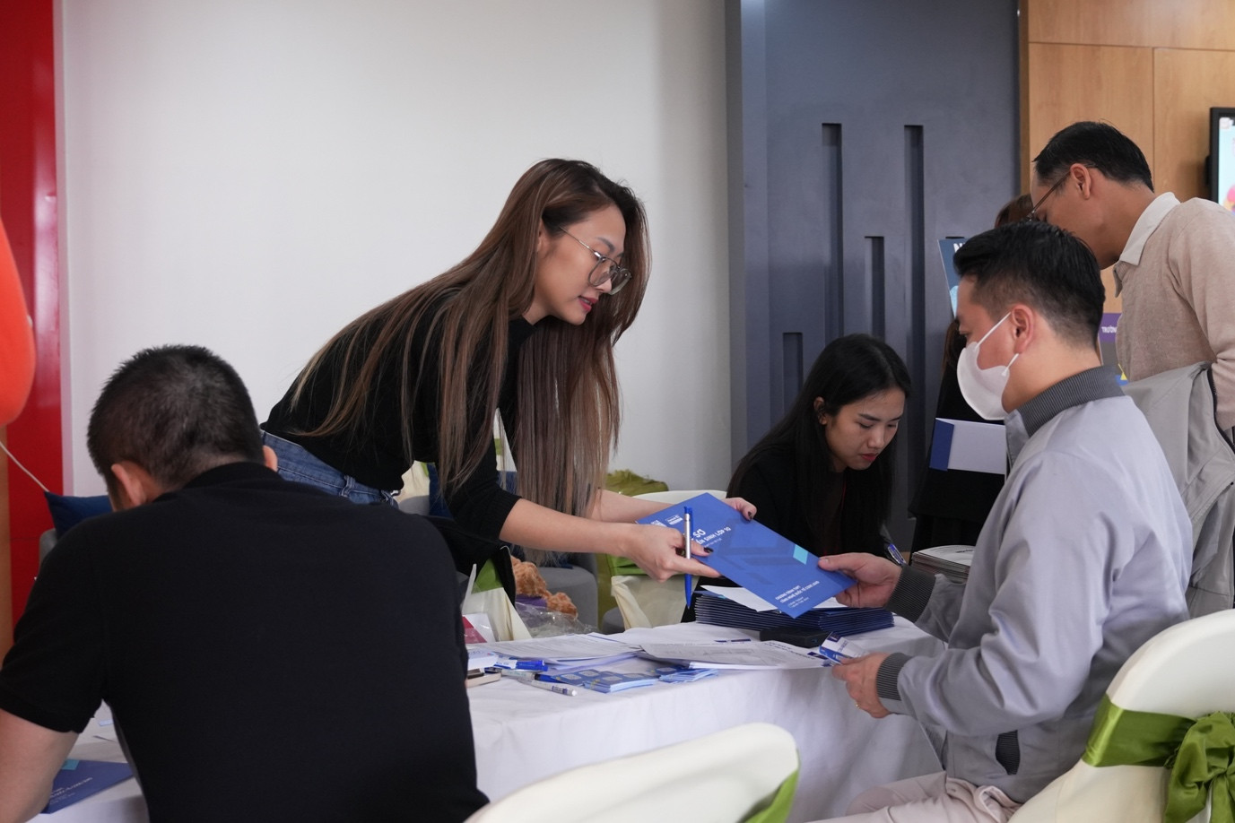 Phụ huynh nhận bộ đề mẫu từ Ban Tuyển sinh để giúp con tăng khả năng trúng tuyển