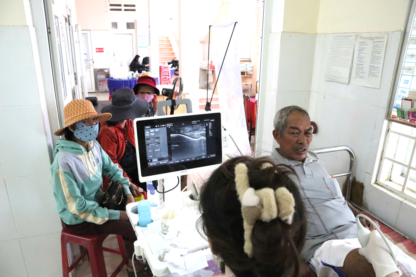 Bệnh nhân được các bác sĩ siêu âm