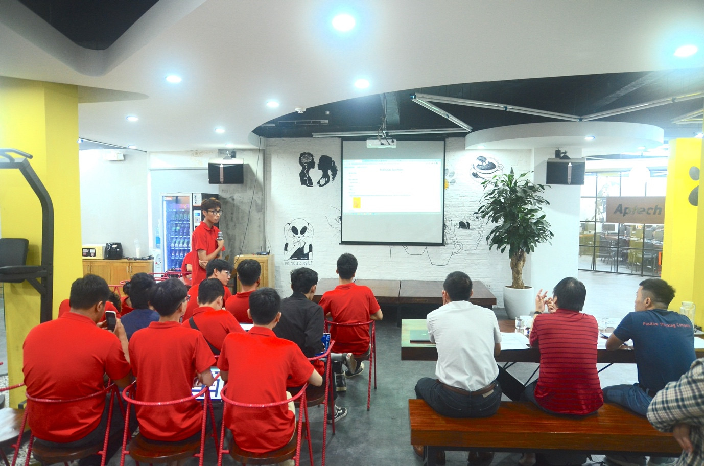 Học sinh trong buổi bảo vệ dự án thực tế trước hội đồng chuyên gia (ảnh chụp tại Aptech địa chỉ 285 Đội Cấn). Học sinh trong buổi bảo vệ dự án thực tế trước hội đồng chuyên gia (ảnh chụp tại Aptech địa chỉ 285 Đội Cấn).