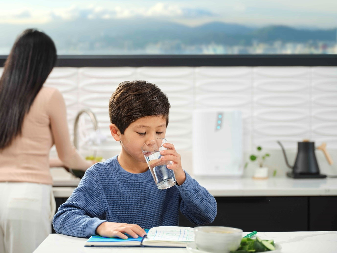 Bộ lọc Carbon e3 và đèn UV-C LED từ máy lọc nước New eSpring giúp nước uống của cả gia đình không chỉ sạch mà còn an toàn cho sức khỏe. Bộ lọc Carbon e3 và đèn UV-C LED từ máy lọc nước New eSpring giúp nước uống của cả gia đình không chỉ sạch mà còn an toàn cho sức khỏe.