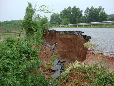 Lũ gây lở đường ở Quảng Bình. Ảnh: Hoàng Nam