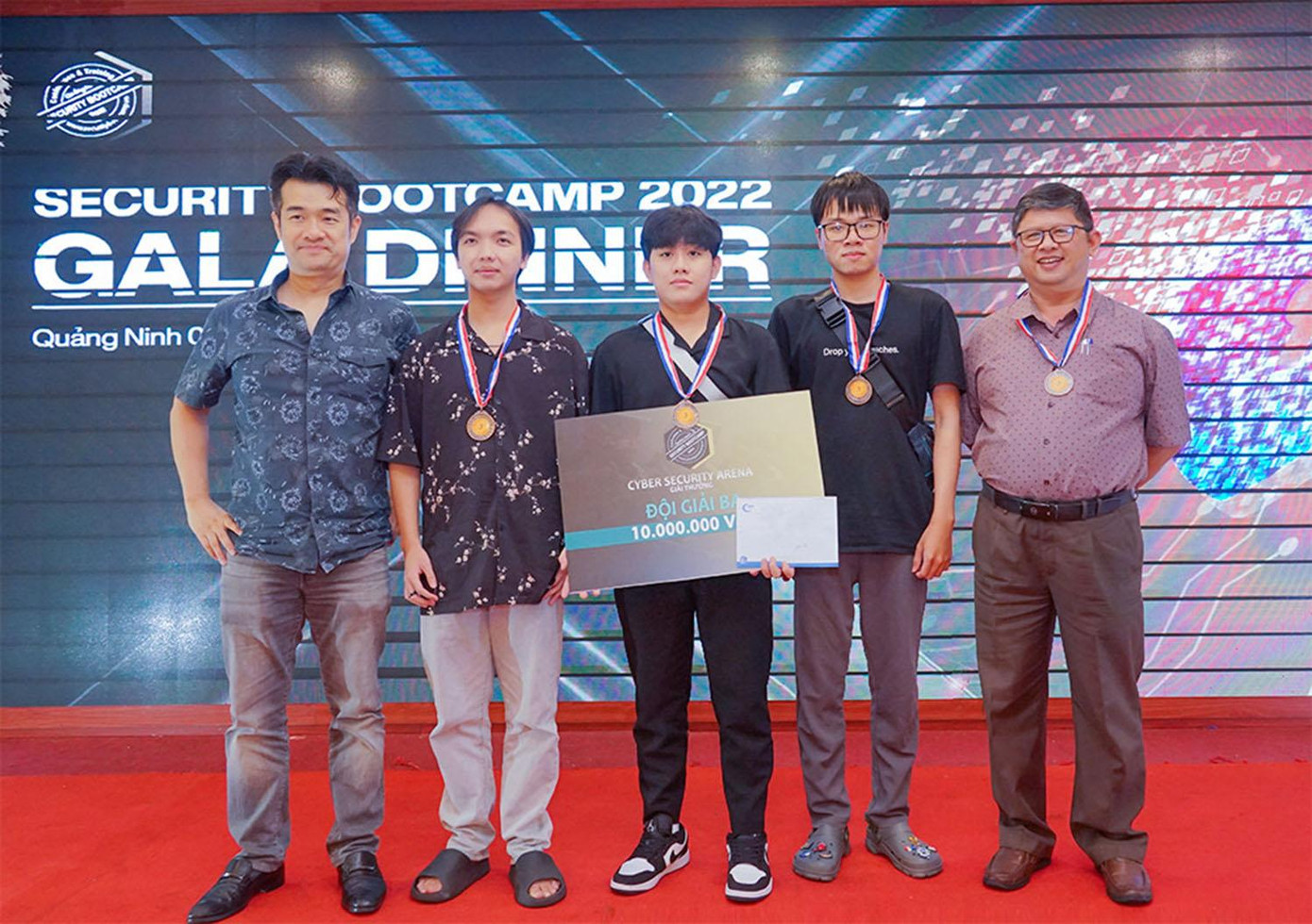 Đội tuyển ISITDTU đến từ ĐH Duy Tân giành giải Ba tại Security Bootcamp 2022