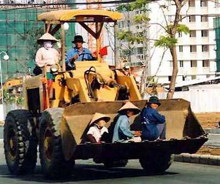 Khi cần người ta hoàn toàn có thể biến máy ủi thành phương tiện đi dạo phố