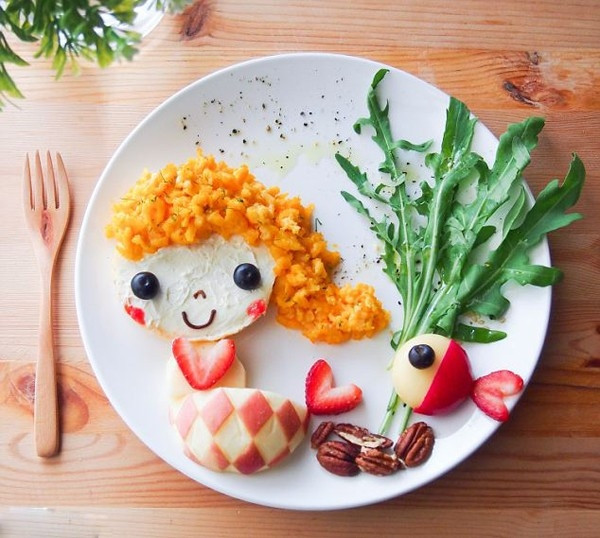 Nàng tiên cá có mái tóc từ cơm Ý, đôi mắt bằng quả việt quất, trong khi thân làm bằng táo và dâu