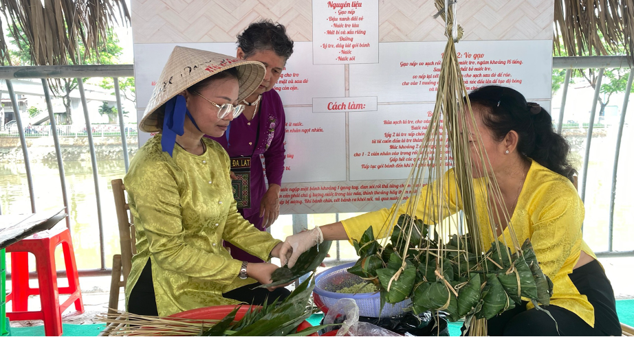Khu vực trải nghiệm gói nấu bánh ú lá Tre... Ảnh: UBND quận 8