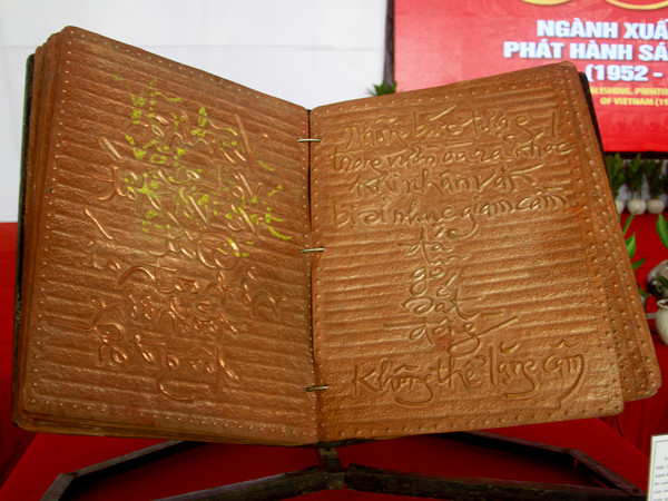 Tập thơ gồm 4 thứ tiếng khác nhau. Các chữ đều được thể hiện một cách mềm mại