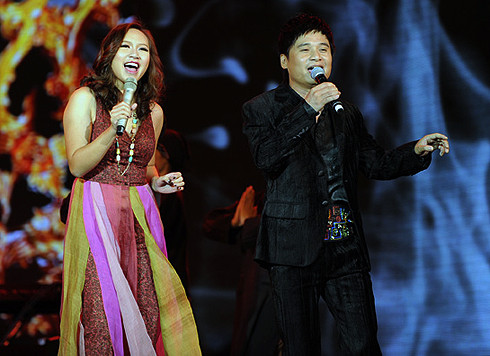 Khánh Linh - Tấn Minh có phần trình diễn ấn tượng Chiều phủ Tây Hồ khép lại chương trình. Ảnh: Tô Thanh Tân (VnExpress). Khánh Linh - Tấn Minh có phần trình diễn ấn tượng Chiều phủ Tây Hồ khép lại chương trình. Ảnh: Tô Thanh Tân