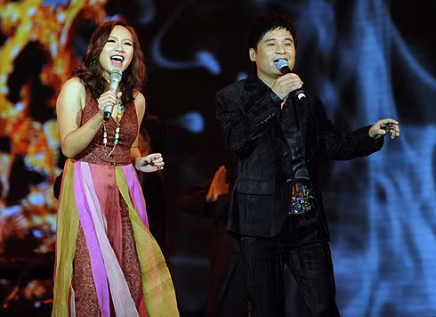 Khánh Linh - Tấn Minh có phần trình diễn ấn tượng Chiều phủ Tây Hồ khép lại chương trình. Ảnh: Tô Thanh Tân