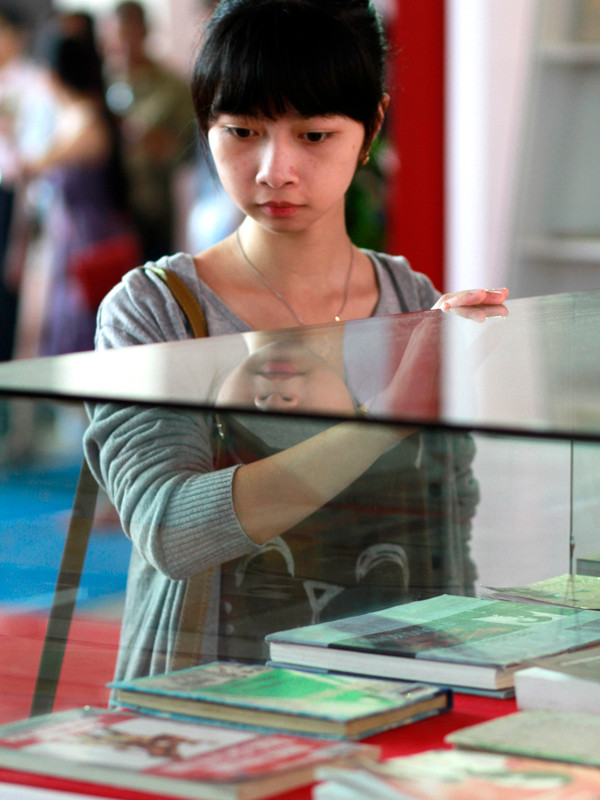 Tại triển lãm các hiện vật trưng bày như tập thơ bằng đồng,máy in, các công trình được xếp từ sách... cũng thu hút các bạn trẻ. Tại triển lãm các hiện vật trưng bày như tập thơ bằng đồng,máy in, các công trình được xếp từ sách... cũng thu hút các bạn trẻ