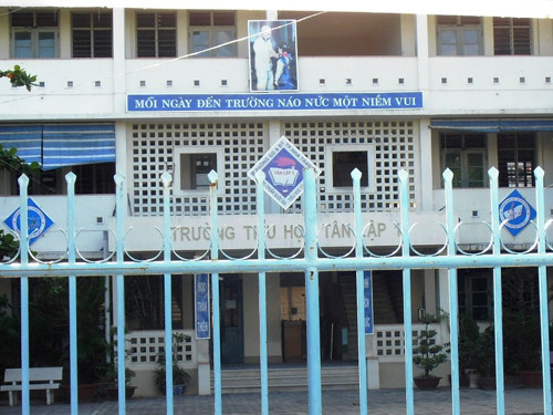 Trưởng Tiểu học Tân Lập 1. Ảnh: V. Tạo -NLĐO. Trưởng Tiểu học Tân Lập 1. Ảnh: V. Tạo -NLĐO