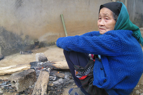 Ngồi co ro bên than hồng, cụ Hà Thị Ngân (90 tuổi, xã Trung Thượng) cho hay, nhiều năm rồi vùng này mới có đợt rét dữ dội như vậy. 
