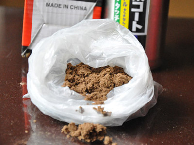 Chất lạ gây mùi khó chịu từ trong đáy phích. Chất lạ gây mùi khó chịu từ trong đáy phích