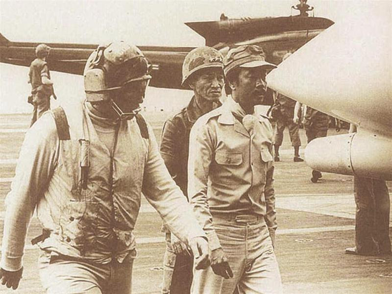 Tư lệnh không quân Nguyễn Cao Kỳ (hàng đầu bên phải) và Trung tướng Ngô Quang Trưởng (trái) Tư lệnh Quân khu 1 trên tàu sân bay Midway của Mỹ