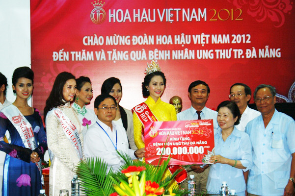 TBT Lê Xuân Sơn và tân HHVN 2012 trao tặng số tiền 200 triệu đồng ủng hộ xây dựng Bệnh viện Ung thư Đà Nẵng. Bà Nguyễn Thị Vân Lan, Chủ tịch Hội bảo trợ phụ nữ và trẻ em nghèo bất hạnh Đà Nẵng, nhấn mạnh: Đây là số tiền rất có ý nghĩa trong giai đoạn công trình nước rút hiện nay để chính thức đi vào hoạt động vào tháng 10 tới. Nó không chỉ thể hện định tính nhân văn, nhân ái của cuộc thi HHVN mà còn khẳng định vai trò, trách nhiệm của người đẹp, cộng đồng xã hội đối với những mục tiêu, kế hoạch chung của thành phố
