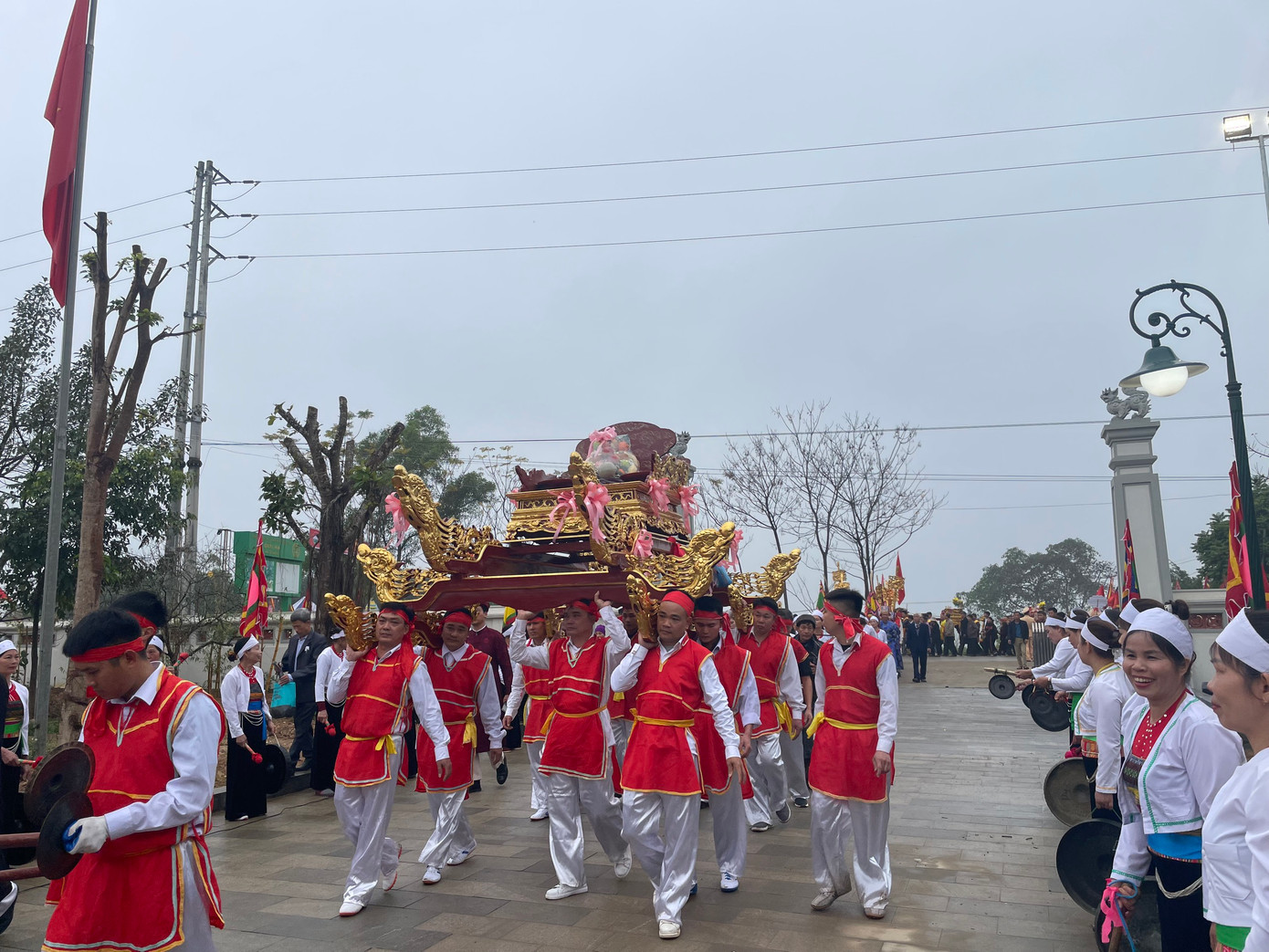 Trước khi khai hội Tản Viên Sơn Thánh, địa phương tổ chức trang trọng nghi lễ rước kiệu liên vùng dâng lễ bái tế Đức mẫu Thánh Tản tại đền Mẫu Lăng Sương (huyện Thanh Thủy, tỉnh Phú Thọ) và rước kiệu lễ, hạ lộc từ đền Lăng Sương về đền Hạ (huyện Ba Vì, Hà Nội).