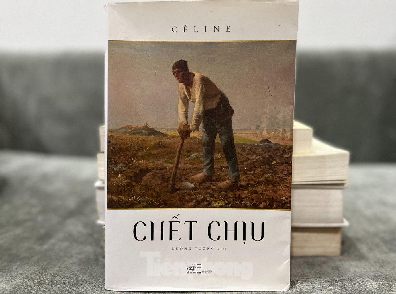 Tác phẩm dịch Chết chịu của Dương Tường ra mắt năm 2019, ông tuyên bố "rửa tay gác kiếm", tuy nhiên một năm sau lại ra mắt bản dịch Kiều. Ảnh: NGUYÊN KHÁNH. Tác phẩm dịch Chết chịu của Dương Tường ra mắt năm 2019, ông tuyên bố "rửa tay gác kiếm", tuy nhiên một năm sau lại ra mắt bản dịch Kiều. Ảnh: NGUYÊN KHÁNH.