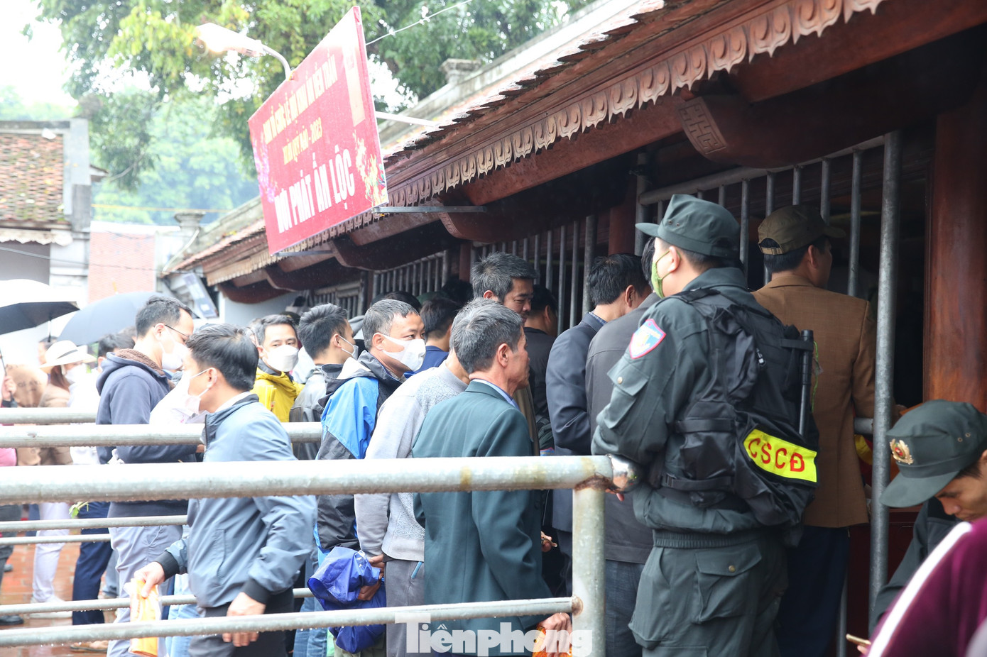 Lực lượng an ninh được cắt cử để đảm bảo phân làn, phân luồng cho du khách nhận ấn. Ảnh: TRỌNG TÀI.